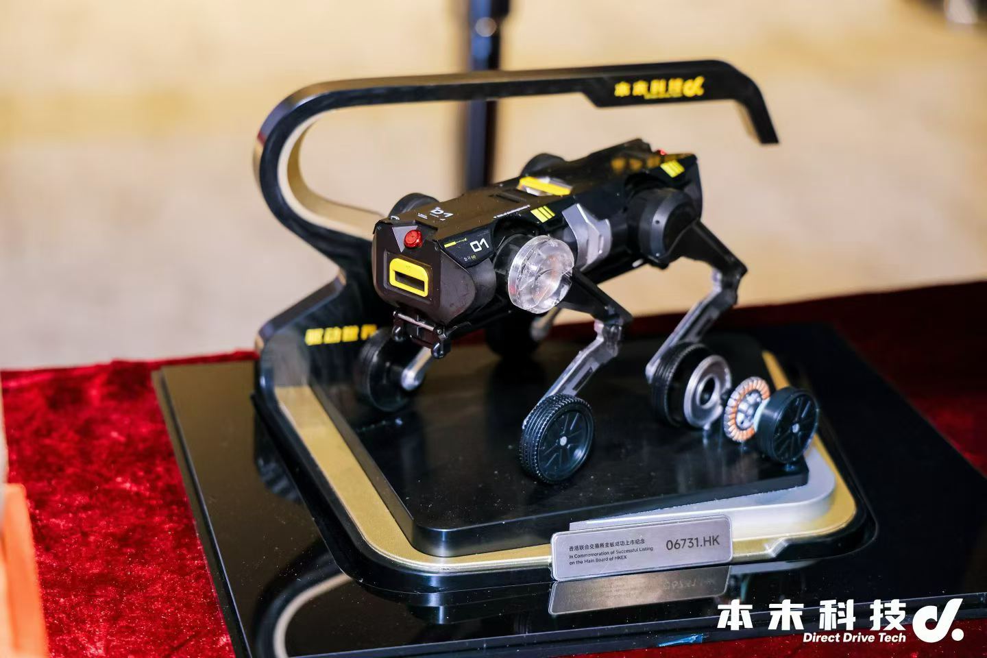 06_机器人上市纪念摆件.jpg