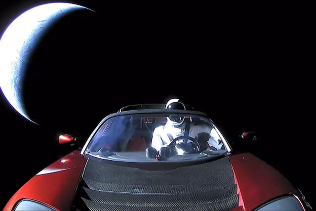 2018 · 地球上空的 Roadster 与星人