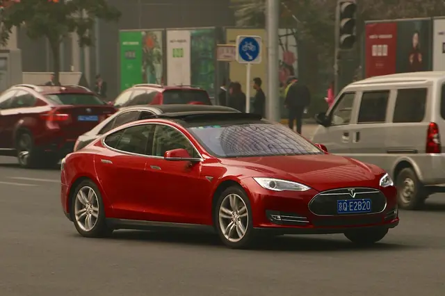 2014 · 北京街头的 Model S